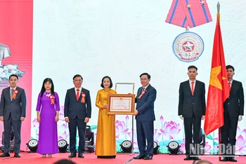 Chủ tịch Quốc hội Vương Đình Huệ trao Huân chương Lao động hạng Nhì cho Ban Công tác đại biểu.