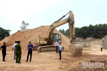 Lực lượng chức năng thành phố Biên Hòa kiểm tra một bãi rửa cát ven sông Buông.