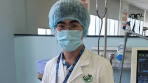 Tiến sĩ, Bác sĩ Nguyễn Hải Công, Chủ nhiệm Khoa Lao và Bệnh phổi, Bệnh viện Quân y 175 điều trị cho bệnh nhân.