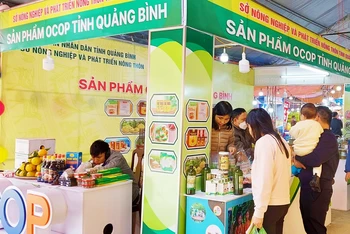 Nhiều mặt hàng OCOP của tỉnh Quảng Bình được người tiêu dùng lựa chọn để mua.