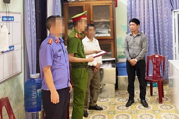 Công an thị xã Ba Đồn tống đạt quyết định khởi tố bị can và bắt tạm giam ông Phạm Văn Tuyến.