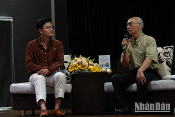 Nhà nghiên cứu Huỳnh Ngọc Trảng trò chuyện với sinh viên về văn hóa Nam bộ.