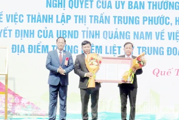 Phó Chủ tịch Quốc hội Trần Quang Phương trao Nghị quyết thành lập thị trấn Trung Phước cho đại diện lãnh đạo địa phương.