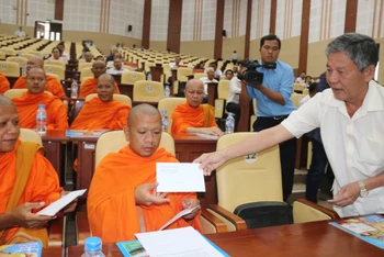 Lãnh đạo Tỉnh ủy Trà Vinh trao quà Tết cho các vị Hòa thượng, Thượng tọa, Đại đức, chư tăng dân tộc Khmer.