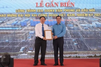 Đồng chí Nguyễn Đình Khang trao quyết định gắn biển công trình chào mừng Đại hội XIII Công đoàn Việt Nam.
