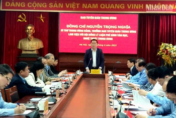 Đồng chí Nguyễn Trọng Nghĩa, Bí thư Trung ương Đảng, Trưởng Ban Tuyên giáo Trung ương phát biểu kết luận buổi làm việc.