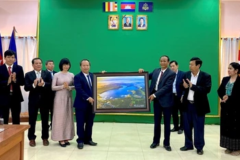 Phó Bí thư Thường trực Tỉnh ủy Châu Ngọc Tuấn thăm, chúc Tết cổ truyền Chol Chnam Thmay tại tỉnh Stung Treng.