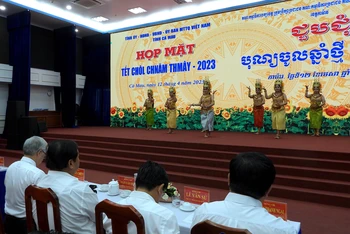 Văn nghệ chào mừng họp mặt Tết cổ truyền Chol Chmam Thmây 2023 tại tỉnh Cà Mau vào sáng 12/4.