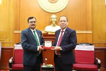 Phó Chủ tịch Ủy ban Trung ương Mặt trận Tổ quốc Việt Nam Hoàng Công Thuỷ tặng quà lưu niệm Ngài Phó Đại sứ nước Cộng hòa Ấn Độ Subhash Gupta.