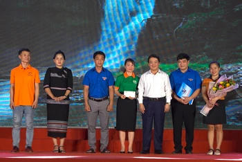 Đồng chí Hầu A Lềnh, Ủy viên Trung ương Đảng, Bộ trưởng, Chủ nhiệm Ủy ban Dân tộc trao quà động viên tinh thần các thành viên Câu lạc bộ thanh niên khởi nghiệp vùng đồng bào dân tộc thiểu số và miền núi Quảng Ngãi.