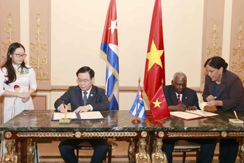 [Ảnh] Lễ ký thỏa thuận hợp tác giữa hai quốc hội Việt Nam và Cuba