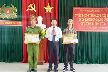 Lãnh đạo huyện Đại Lộc trao Giấy khen tặng Đại úy Nguyễn Phước Đạt và anh Nguyễn Hồng Phúc.