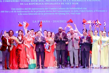 [Ảnh] Chủ tịch Quốc hội hai nước Việt Nam và Cuba dự chương trình biểu diễn nghệ thuật