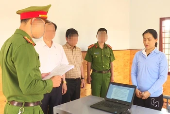 Cơ quan Cảnh sát điều tra thi hành quyết định khởi tố đối với bị can Trần Thị Nguyên Hằng.