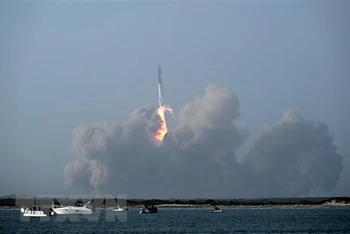 Tàu vũ trụ Starship thế hệ mới được phóng từ Sân bay vũ trụ Starbase của SpaceX ở Boca Chica, bang Texas, Mỹ. (Ảnh: AFP/TTXVN)