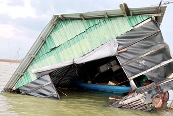 Bè nuôi cá của người dân ở khu vực lòng hồ Trị An bị chìm sau trận lốc xoáy.