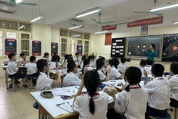 Giáo viên và học sinh Trường trung học cơ sở Bế Văn Đàn (quận Đống Đa, Hà Nội) trong giờ học môn Khoa học tự nhiên.