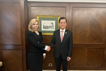 Thứ trưởng Ngoại giao Hà Kim Ngọc và bà Maria Del Carmen Perez, Lãnh sự danh dự của Việt Nam tại Cộng hòa Paraguay.