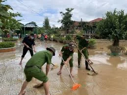Lực lượng công an khắc phục mưa lũ giúp nhân dân.