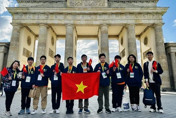 Đoàn học sinh quận Ba Đình (Hà Nội) tham dự kỳ thi Olympic Toán quốc tế.