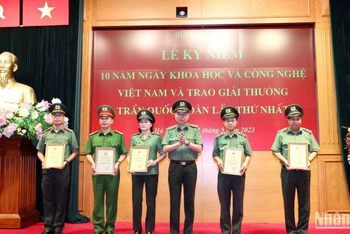 Bộ trưởng Tô Lâm trao giải thưởng tặng các cá nhân đoạt giải thưởng Trần Quốc Hoàn.