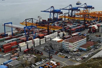 Cảng hàng hóa Vladivostok ở vùng Viễn Đông nước Nga. (Ảnh: AFP/TTXVN)
