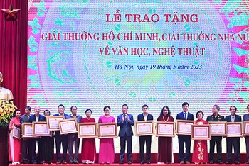 Chủ tịch nước Võ Văn Thưởng trao tặng Giải thưởng Hồ Chí Minh cho các tác giả, đại diện gia đình các tác giả. (Ảnh: Đăng Khoa)