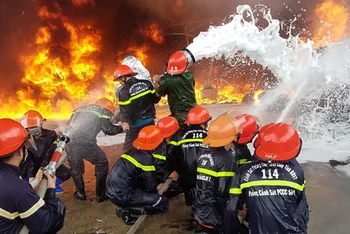 Lực lượng Cảnh sát phòng cháy, chữa cháy đang thực hiện nhiệm vụ cứu hộ, cứu nạn.