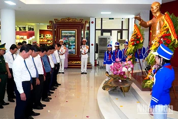 Lãnh đạo tỉnh và các ban, ngành tổ chức dâng hoa lên Bác tại Bảo tàng Hồ Chí Minh tỉnh.