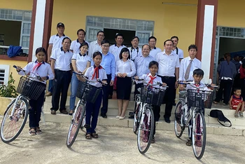 Ngân hàng Hàng hải chi nhánh Phú Yên tặng xe đạp cho học sinh điểm trường thôn Hoà Ngãi, xã vùng cao Sơn Định, huyện Sơn Hòa, Phú Yên.