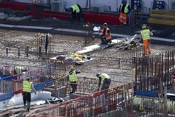Công nhân làm việc tại một công trường xây dựng ở phía nam thủ đô London, Anh. (Ảnh: AFP/TTXVN)