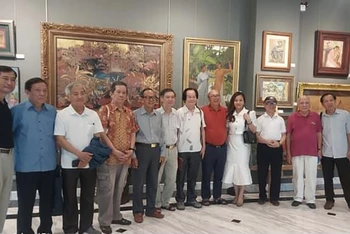 Đoàn Hội Nhà văn Việt Nam tham quan Bảo tàng.