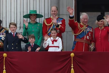Vua Charles III cùng các thành viên Hoàng gia Anh vẫy chào người dân.(Nguồn: TTXVN/Sky News)