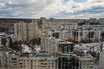 Một tòa chung cư bị phá hủy trong xung đột, tại Saltivka thuộc vùng Kharkiv, Ukraine ngày 20/2/2023. (Ảnh: AFP/TTXVN)