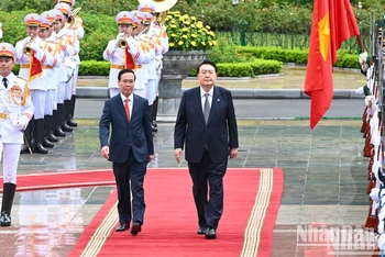 Chủ tịch nước Võ Văn Thưởng và Tổng thống Đại Hàn Dân Quốc Yoon Suk Yeol duyệt Đội Danh dự Quân đội nhân dân Việt Nam. 