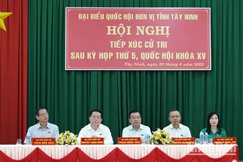 Đồng chí Nguyễn Trọng Nghĩa, Bí thư Trung ương Đảng, Trưởng Ban Tuyên giáo Trung ương tiếp xúc cử tri. 