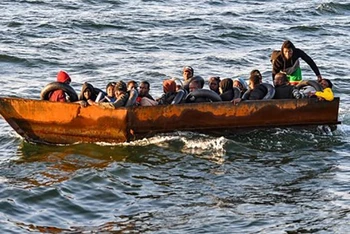 Thuyền chở người di cư ở ngoài khơi thành phố Sfax, miền nam Tunisia ngày 4/10/2022. (Ảnh: AFP/TTXVN)