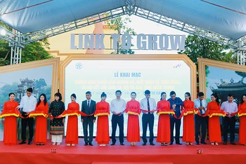 Lễ cắt băng khai mạc hội nghị “Xúc tiến đầu tư, thương mại, du lịch Hà Nội và các tỉnh miền Trung kết nối cùng phát triển - Link to Grow”. (Ảnh: HPA)