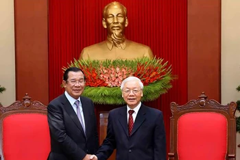 Tổng Bí thư, Chủ tịch nước Nguyễn Phú Trọng (bên phải) và Thủ tướng Vương quốc Campuchia Samdech Hun Sen. (Ảnh: Phương Hoa/TTXVN)