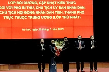 Đồng chí Ban Cán sự Lớp tặng hoa đồng chí Nguyễn Xuân Thắng.