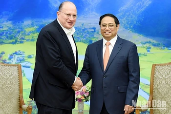 Thủ tướng Phạm Minh Chính (bên phải) tiếp ông Mark Tucker, Chủ tịch Tập đoàn Ngân hàng HSBC (Anh). (Ảnh: TRẦN HẢI)