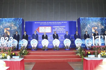 Các đại biểu thực hiện nghi thức khai mạc Khai mạc ITE HCMC 2023. (Ảnh: HPA)