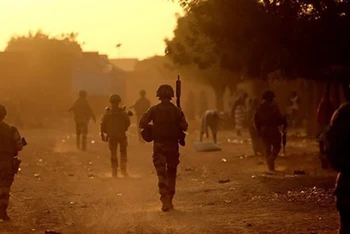 Binh sĩ tuần tra trên đường phố tại Gao (Mali). (Ảnh: AFP/TTXVN)