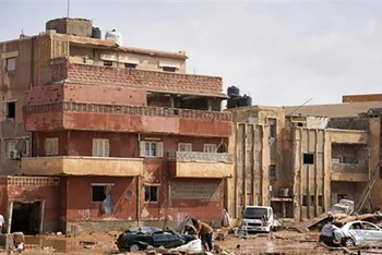 Nhà cửa, đường sá và phương tiện bị phá hủy do mưa lũ gây ra bởi Cơn bão Daniel ở thành phố Derna, Libya, ngày 11/9. (Ảnh: AFP/TTXVN)