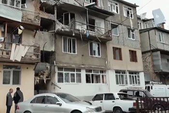Các tòa nhà bị hư hại trong chiến dịch quân sự do Azerbaijan tiến hành tại thị trấn Stepanakert thuộc khu vực tranh chấp Nagorny-Karabakh, ngày 20/9/2023. (Ảnh: AFP/TTXVN)