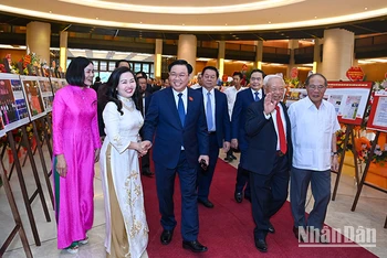 Chủ tịch Quốc hội Vương Đình Huệ và các đại biểu dự buổi lễ.