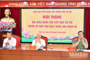 Tổng Bí thư Nguyễn Phú Trọng cùng các đại biểu Quốc hội Đơn vị bầu cử số 1, thành phố Hà Nội tham dự buổi tiếp xúc cử tri.