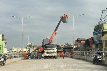 Công nhân đang gấp rút thi công giai đoạn cuối cầu vượt nút giao An Dương. (Ảnh tư liệu: Nguyễn Văn Cảnh/TTXVN)
