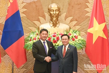 [Ảnh] Chủ tịch Quốc hội Vương Đình Huệ hội kiến Tổng thống Mông Cổ Ukhnaagiin Khurelsukh