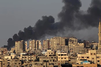 Khói bốc lên sau cuộc không kích của Israel xuống Dải Gaza ngày 12/10/2023. (Ảnh minh họa: THX/TTXVN)